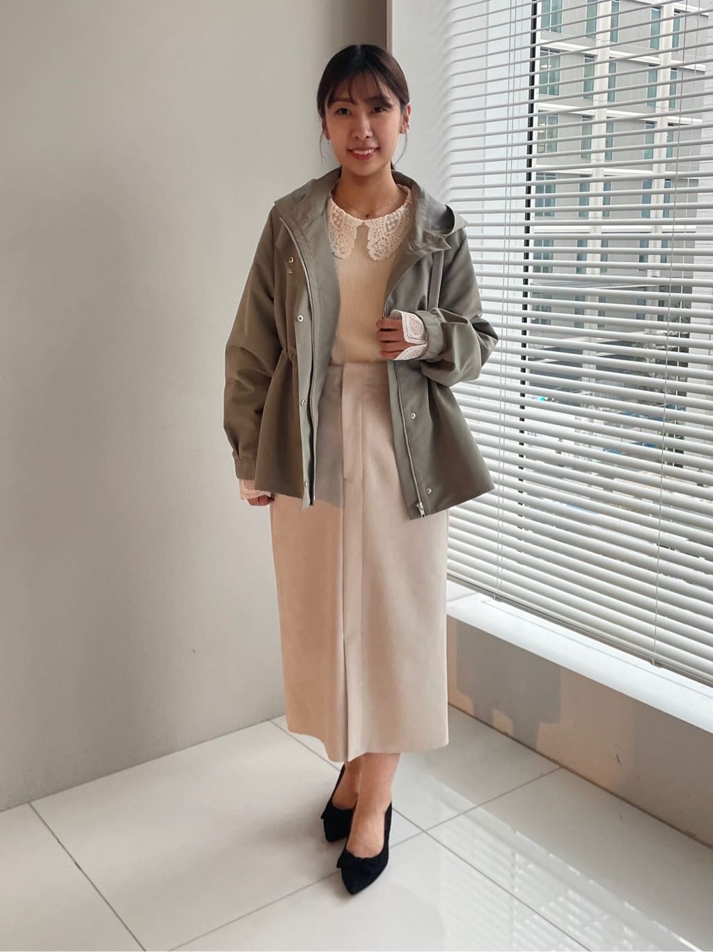 abeさんの「Couture brooch｜【洗える・ストレッチ・通勤】スエード調ダンボールIラインスカート」を使ったコーディネート