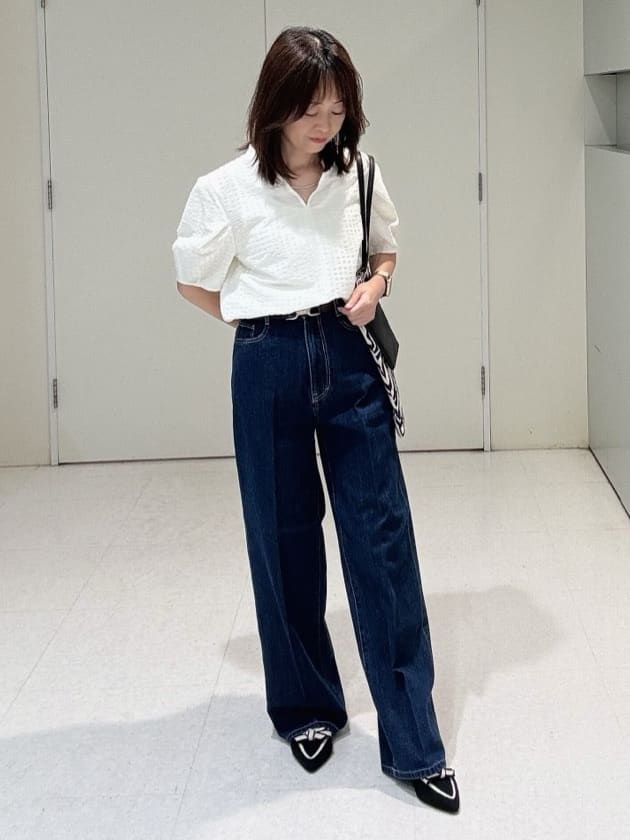 makiさんの「UNTITLED｜【吸水速乾/ストレッチ/Vネック】フォルムスリーブ ブラウス」を使ったコーディネート