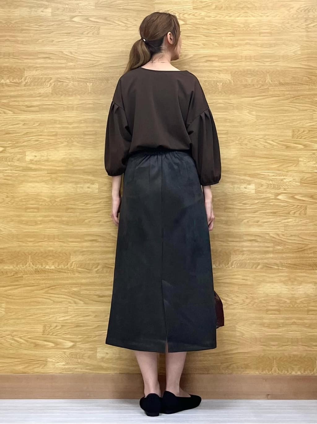 もすさんの「SHOO･LA･RUE｜【2点セット/7分袖】大人のきれい見え お袖タック入りアクセ付きトップス」を使ったコーディネート