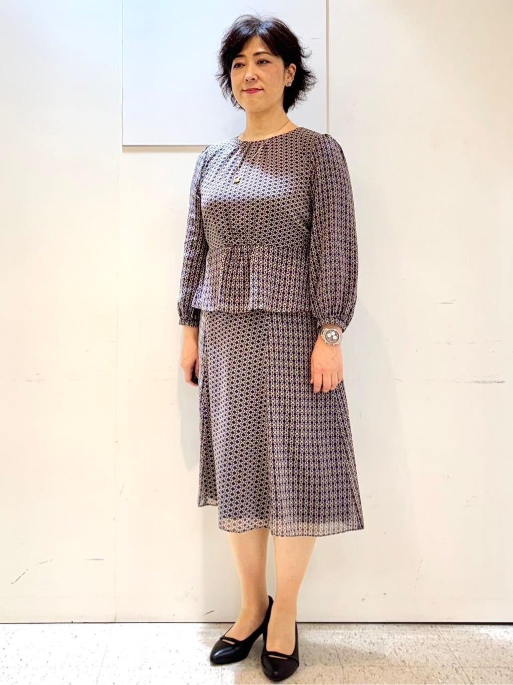 ヤスコさんの「Reflect｜【きちんと見え／セットアップ可／通勤におすすめ◎】ペプラムプリントブラウス」を使ったコーディネート