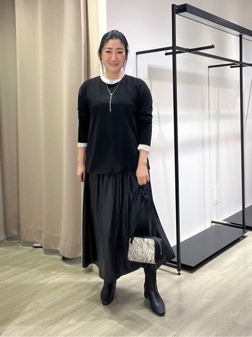 TOMOMIさんの「INDIVI｜ストレッチシアーロングTシャツ」を使ったコーディネート