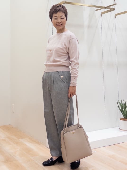 シュウコさんの「grove｜ON/OFF毎日使える！袖口ボタンドロップショルダーニット」を使ったコーディネート
