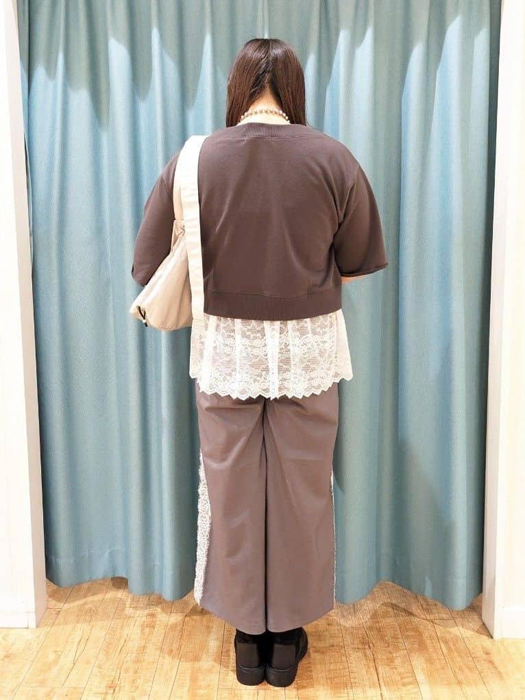 うりさんの「SHOO･LA･RUE｜【2点セット】ハーフスリーブミニ裏毛プルオーバー＆レースタンクトップセット」を使ったコーディネート