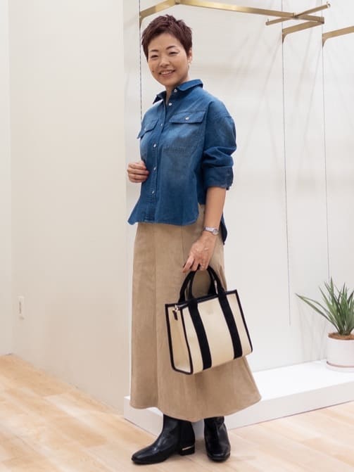 シュウコさんの「grove｜しっとりスエードで描くやわらかなマーメイドスカート」を使ったコーディネート
