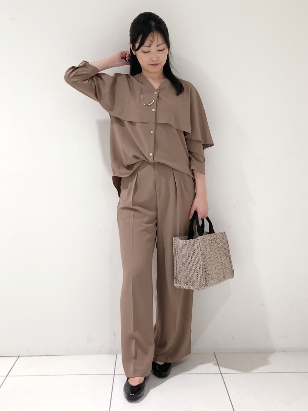 momokoさんの「INDIVI｜【羽織りとしても活躍！】ケープカラーブラウス」を使ったコーディネート