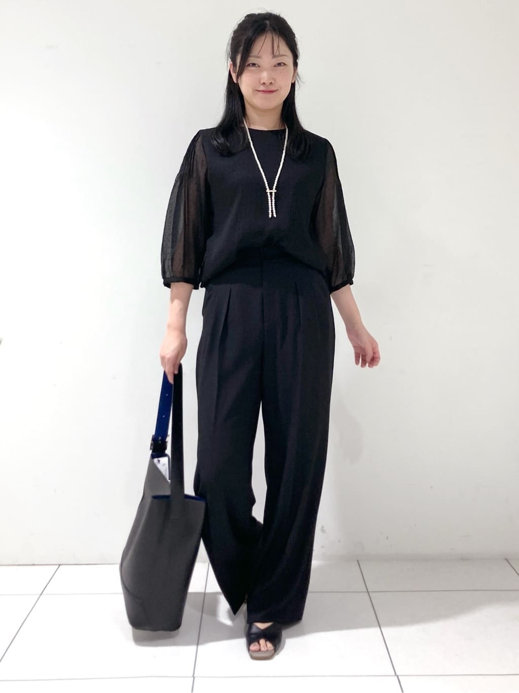 momokoさんの「INDIVI｜フロッキードットブラウス」を使ったコーディネート