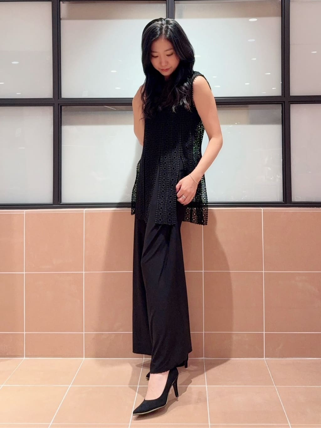 kaoriさんの「ESPERANZA｜【レイン対応/12時間パンプス】約8.5cm　歩きやすくて疲れにくい」を使ったコーディネート