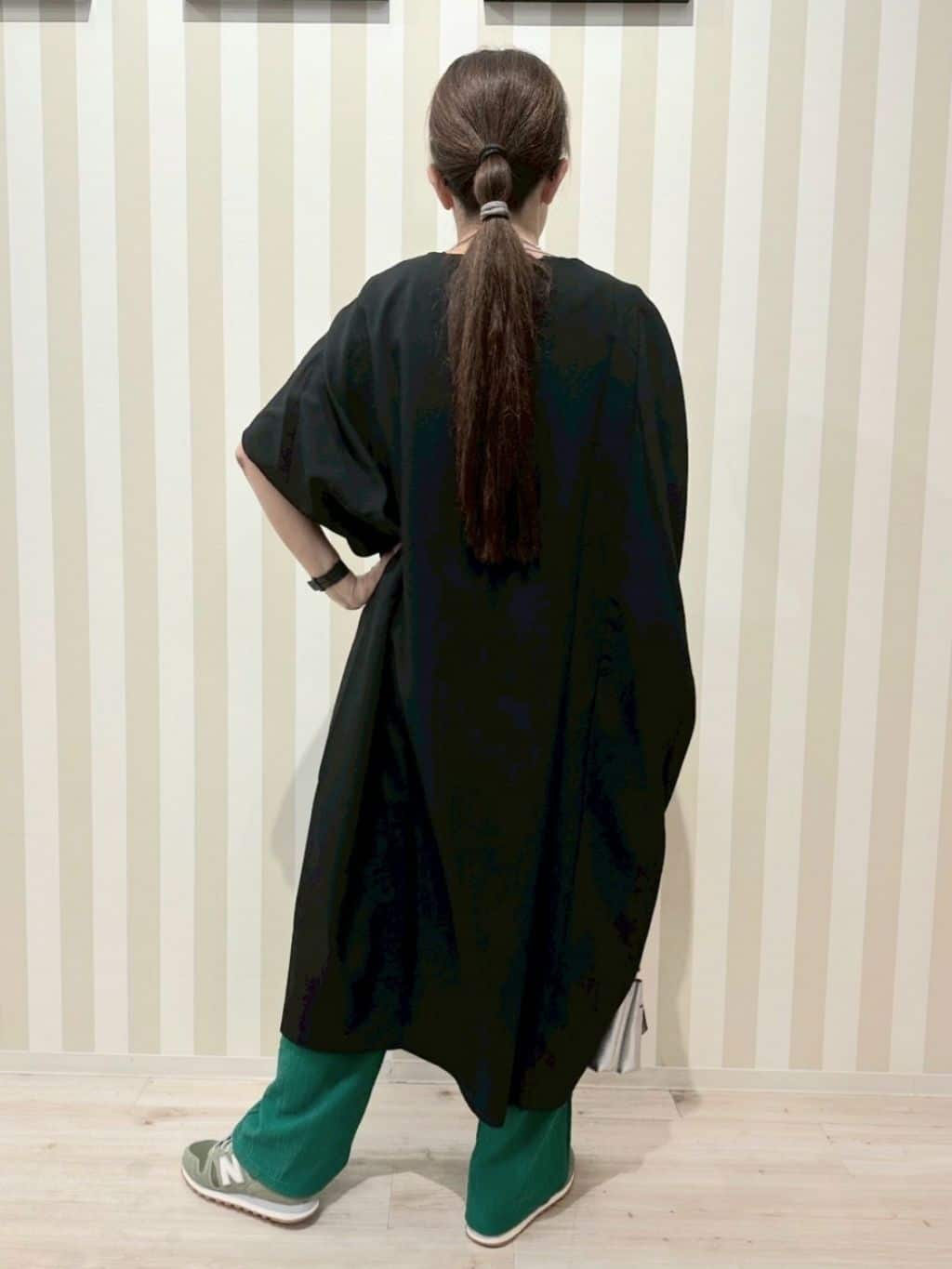 nonaさんの「SHOO･LA･RUE｜【S-LL】楽にサマ見え コクーンシルエットの涼やかワンピース」を使ったコーディネート