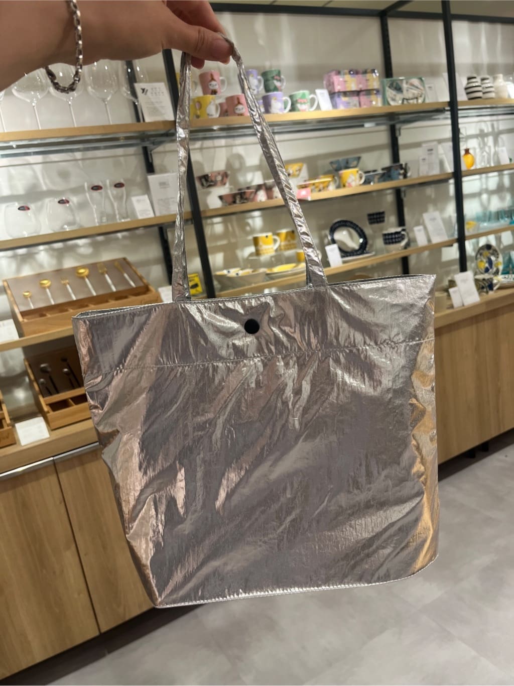 えびさんの「212 KITCHEN STORE｜シャイニーフラットランチバッグ SV」を使ったコーディネート