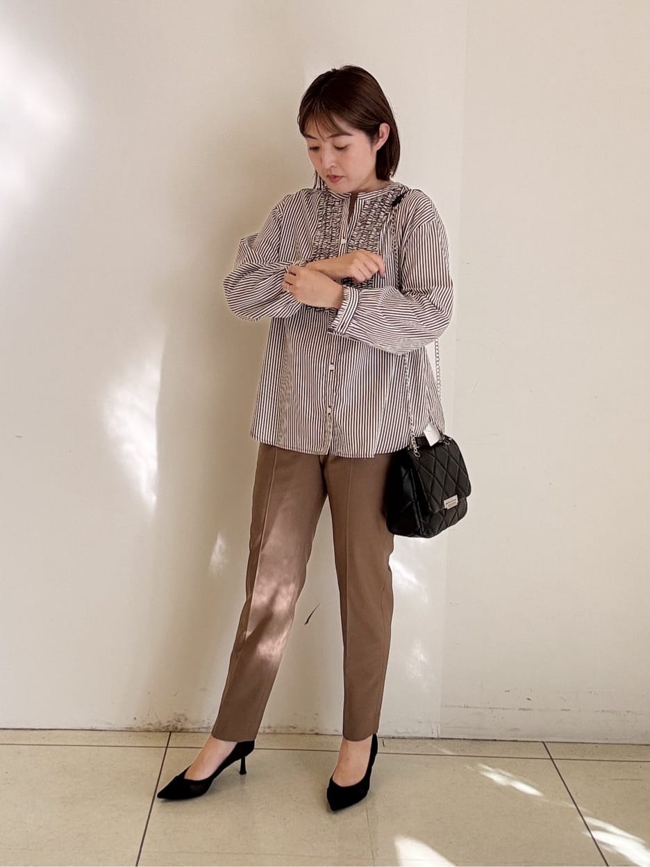 yoshiyaさんの「INDIVI｜【褒められパンツ/ウール混】スティックパンツ」を使ったコーディネート