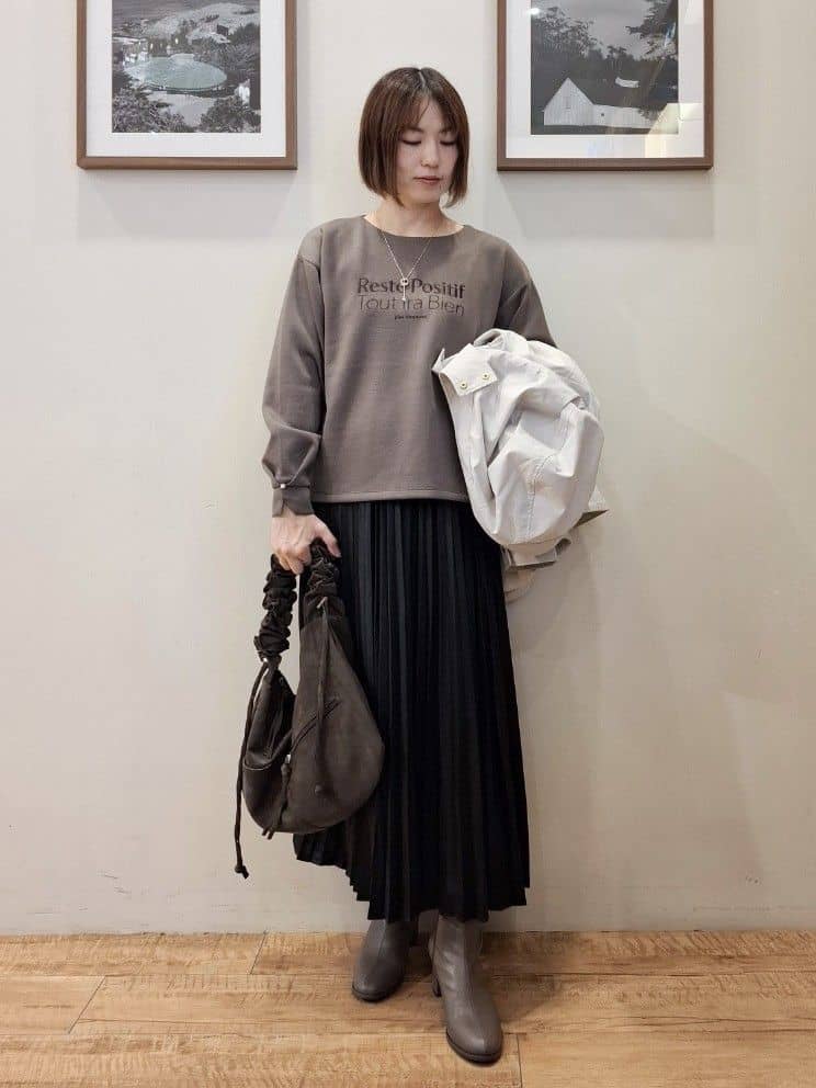 まあるさんの「SHOO･LA･RUE｜【S-LL】大人のデイリースタイルに お袖タック フェイクパール付きトップス」を使ったコーディネート