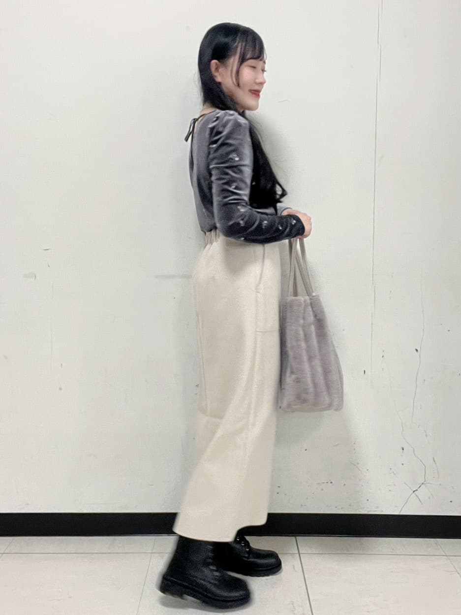 Hitomiさんの「index｜バックシャン小花刺繍ベロアトップス【洗濯機OK】」を使ったコーディネート