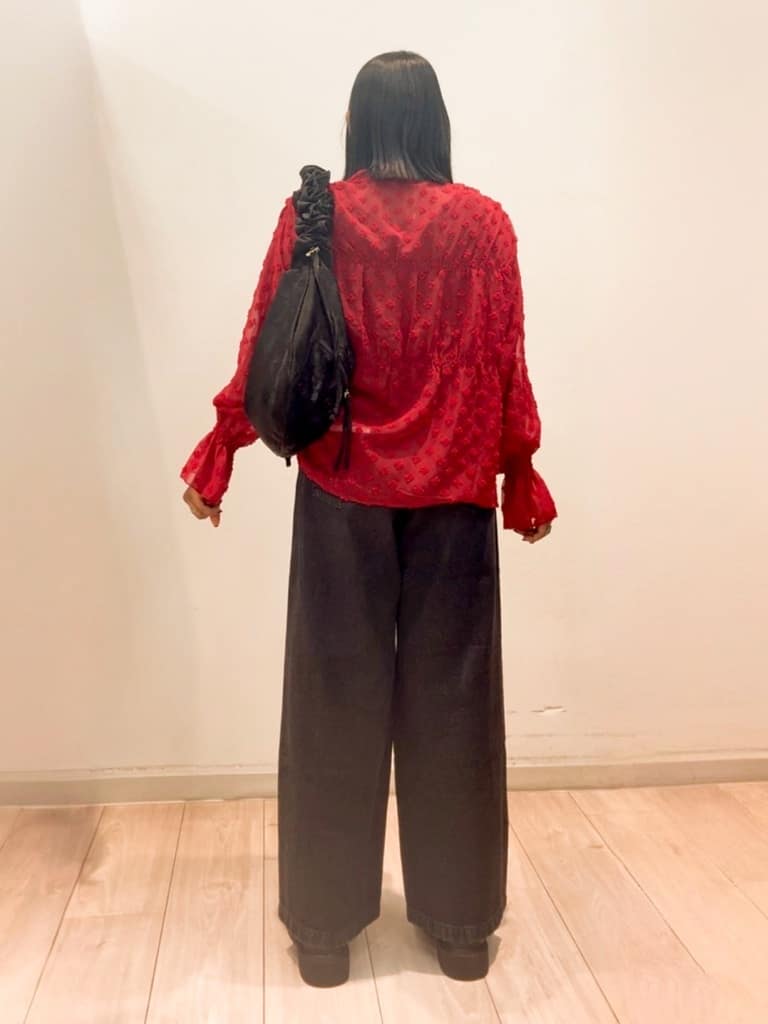 オノエさんの「SHOO･LA･RUE｜華やかにさをプラスする シアードビー シャーリングブラウス」を使ったコーディネート