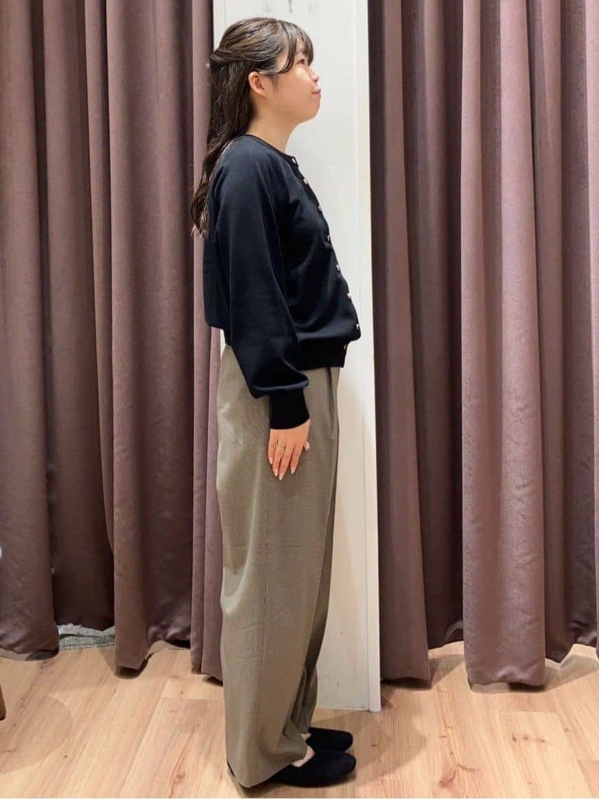 みちゃさんの「grove｜【洗える】シンプルに映える、ラグランスリーブカーディガン」を使ったコーディネート