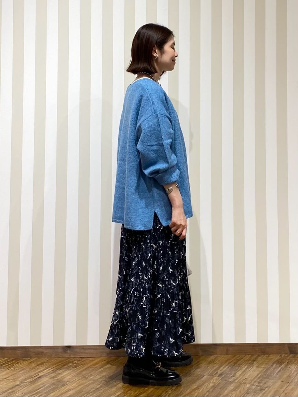 SAOさんの「SHOO･LA･RUE｜【洗濯機可】ふわっと軽く羽織れる オーバーサイズカーディガン」を使ったコーディネート