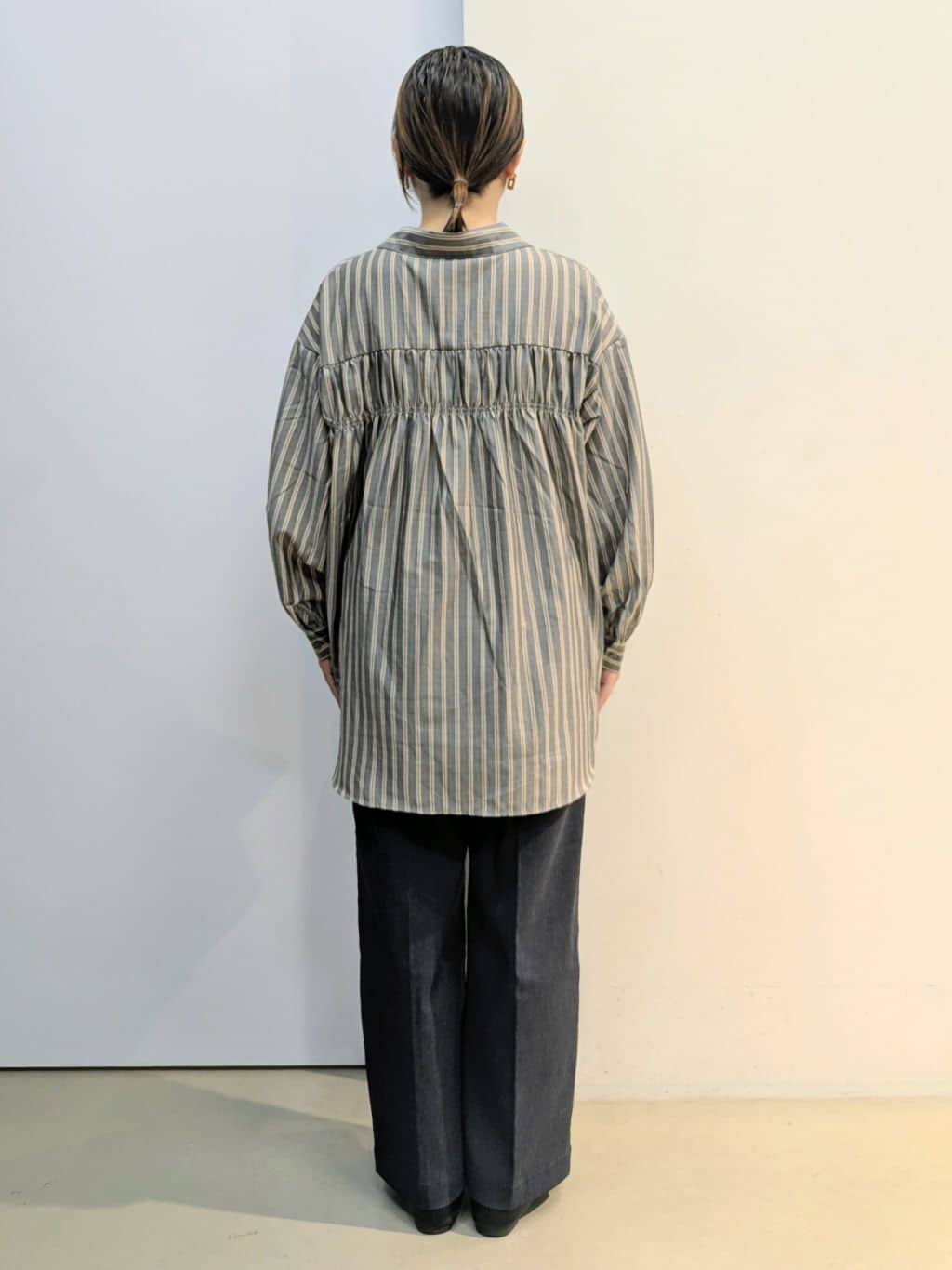 kotoさんの「THE SHOP TK｜【後ろ姿もサマになる】ストライプ バックシャーリングシャツ/体型カバー/洗える」を使ったコーディネート