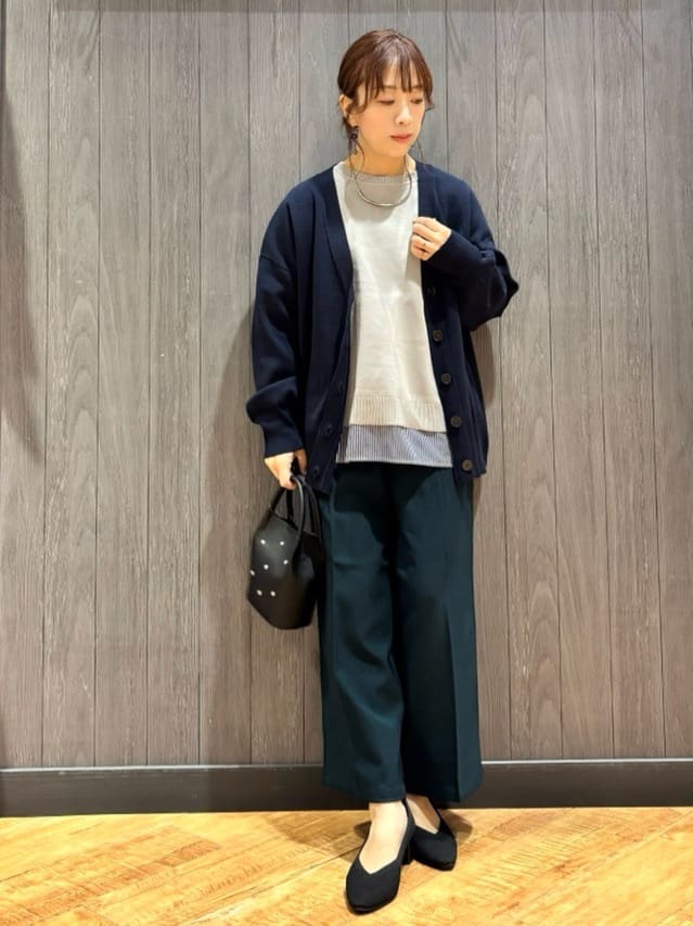 meiさんの「SHOO･LA･RUE｜【洗える/毛玉レス】表面がきれいなVネックカーディガン」を使ったコーディネート