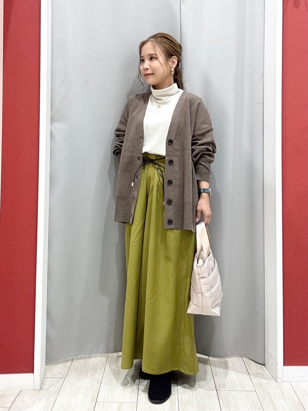 shioさんの「SHOO･LA･RUE｜【洗える/毛玉レス】表面がきれいなVネックカーディガン」を使ったコーディネート