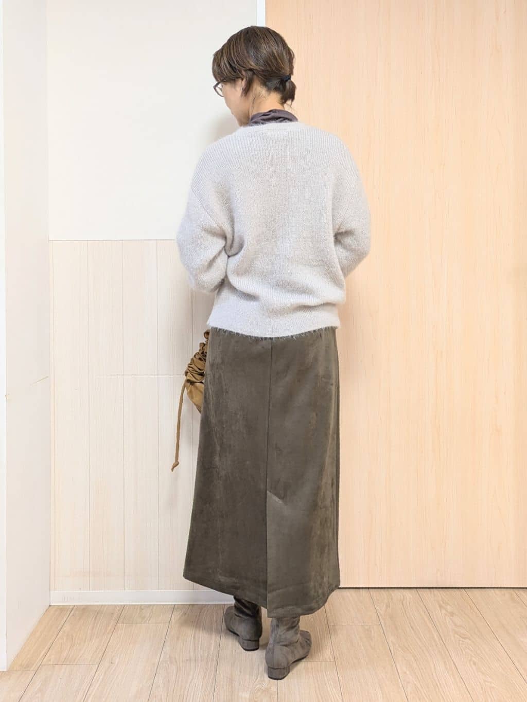 YuAさんの「SHOO･LA･RUE｜【洗濯機可】上品できれい見え フェイクスエード ナロースカート」を使ったコーディネート