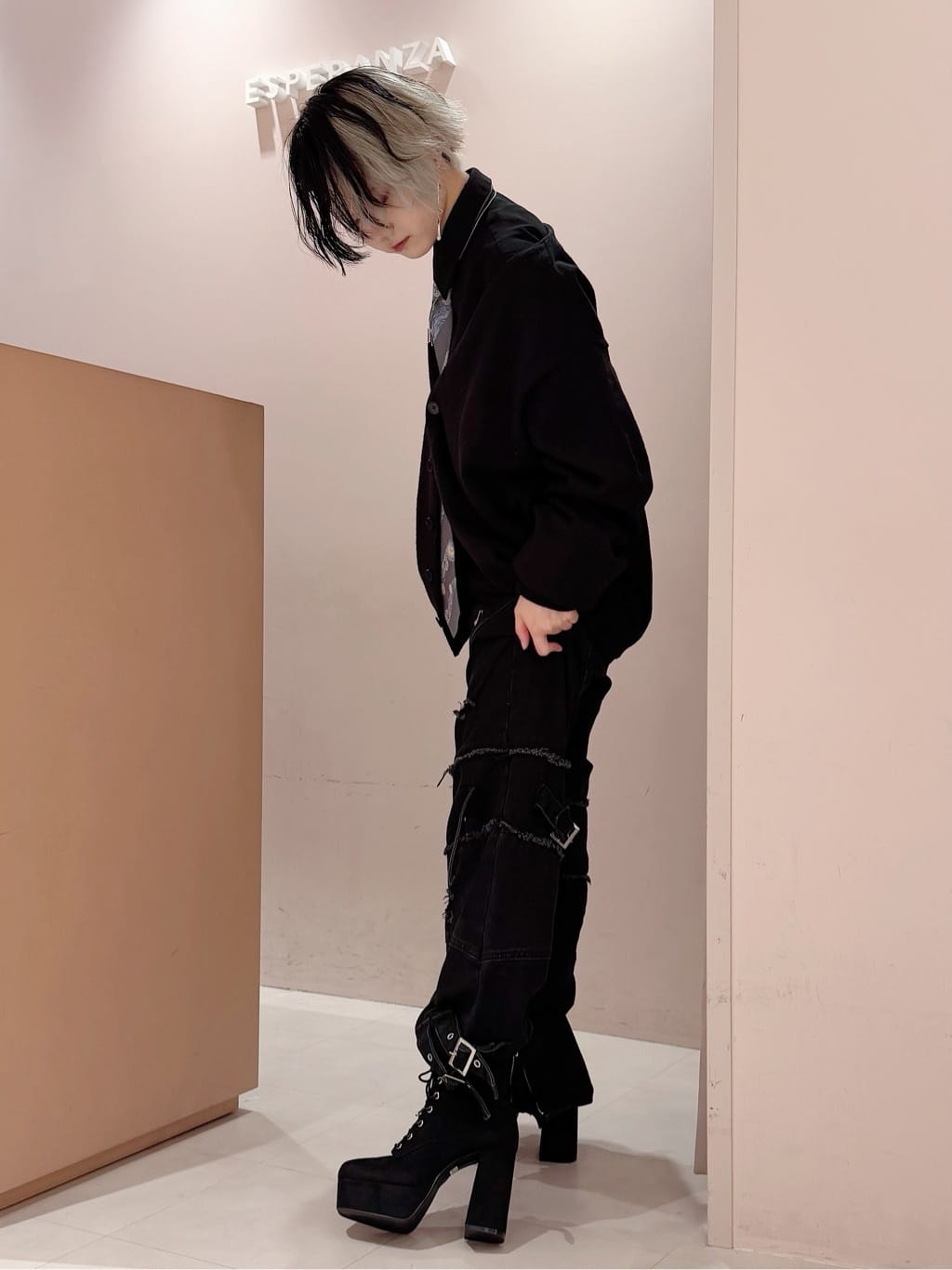 MIGIさんの「ESPERANZA｜【ラク盛り／ショートブーツ】リピーター続出／脚長美脚 3WAYボアレースアップショートブーツ」を使ったコーディネート