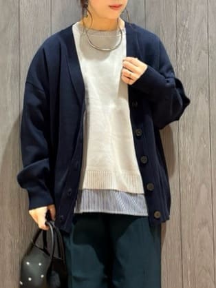 meiさんの「SHOO･LA･RUE｜【洗える/毛玉レス】表面がきれいなVネックカーディガン」を使ったコーディネート