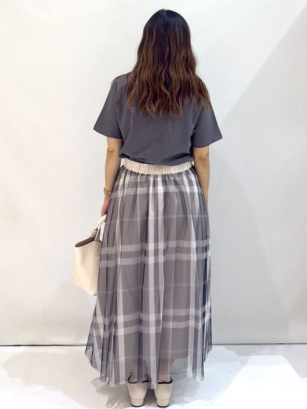 hirokoさんの「OPAQUE.CLIP｜スパンコール刺繍ロゴTシャツ【洗濯機洗い可／接触冷感／UVケア】」を使ったコーディネート