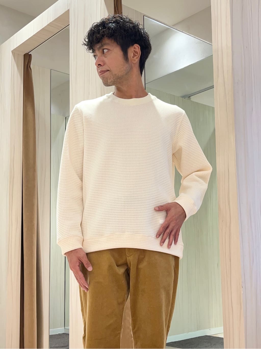 URAさんの「TAKEO KIKUCHI｜サイドゴアストレッチコーデュロイパンツ」を使ったコーディネート