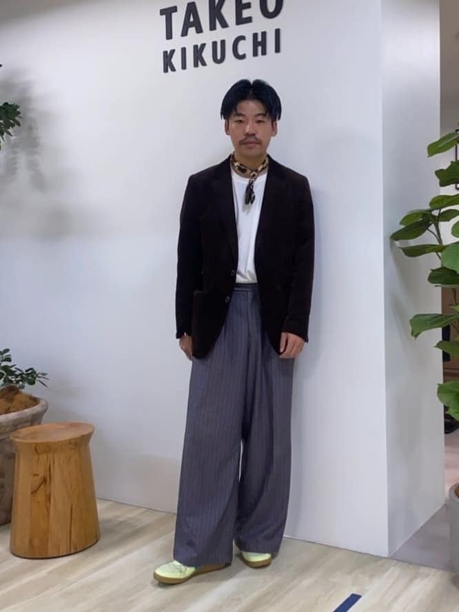 石井友也さんの「TAKEO KIKUCHI｜【Sサイズ～】ストレッチコーデュロイ ジャケット」を使ったコーディネート