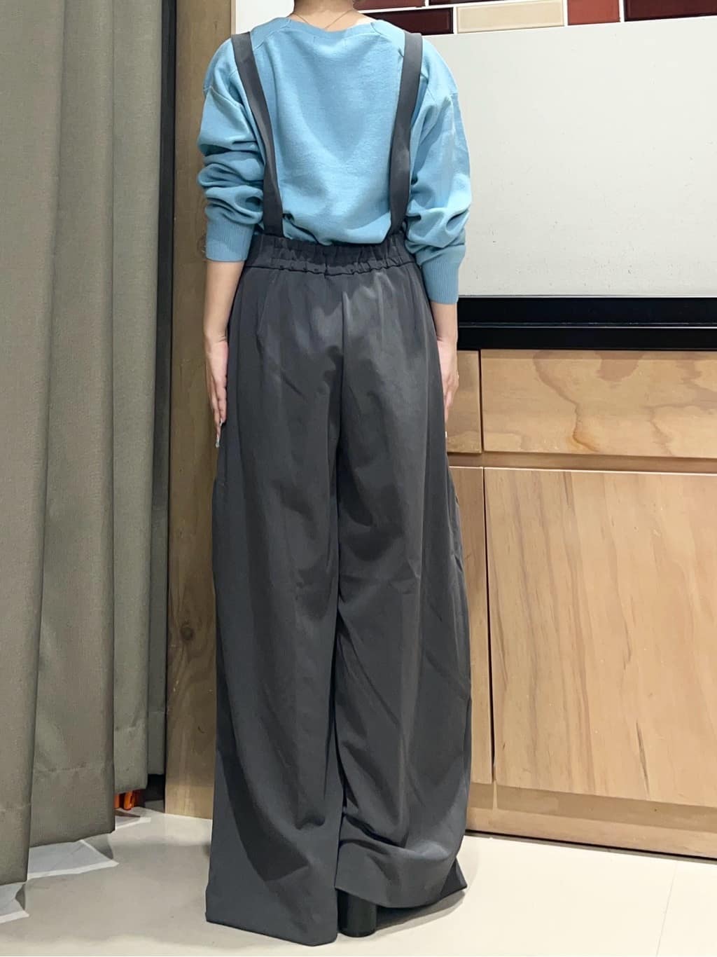 かのさんの「THE SHOP TK｜【すっきりシルエットが叶う】大人のためのVネックニット/毛玉になりにくい/静電気防止/洗濯機OK」を使ったコーディネート