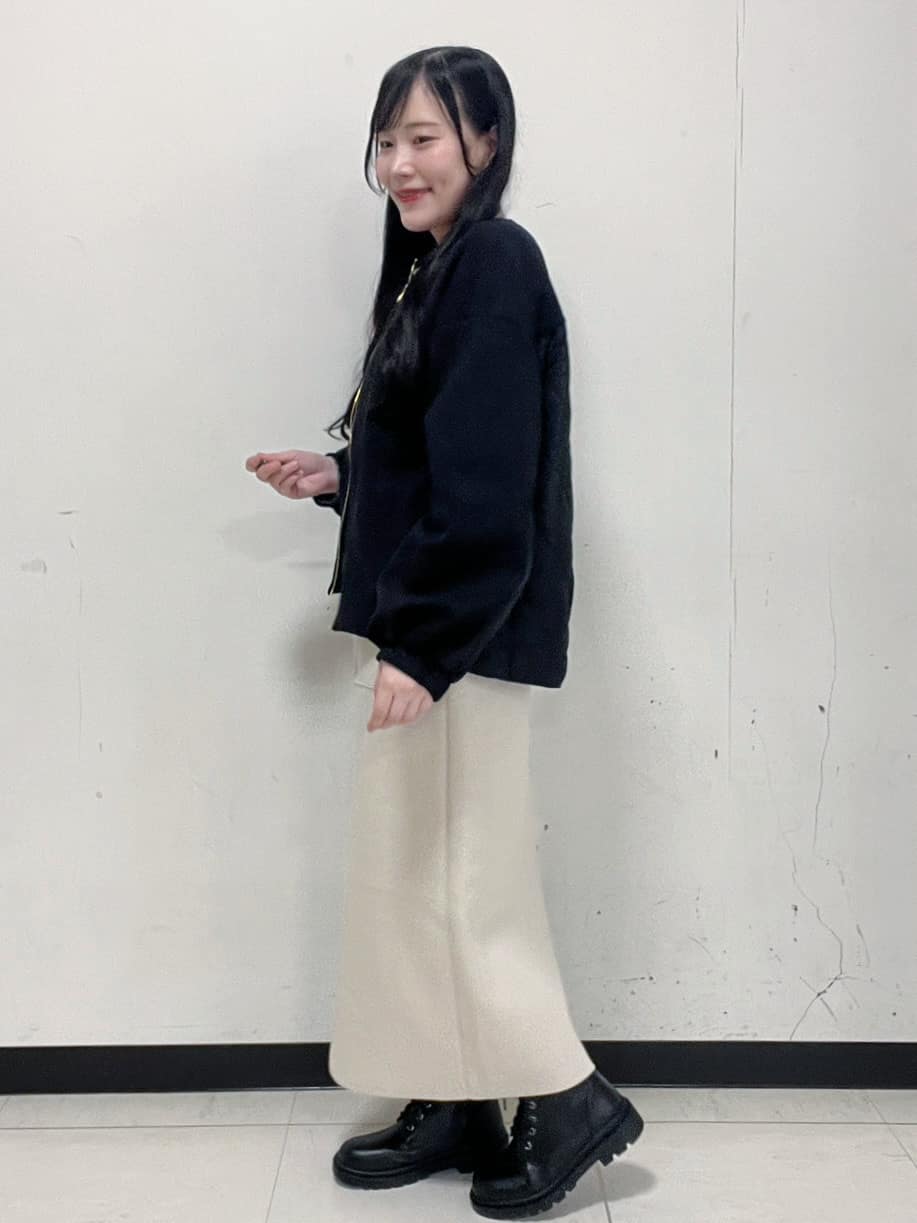 Hitomiさんの「index｜バックシャン小花刺繍ベロアトップス【洗濯機OK】」を使ったコーディネート