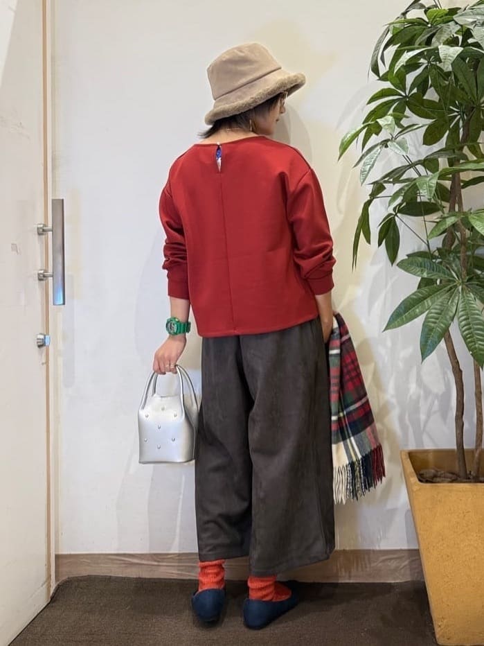 misakiさんの「SHOO･LA･RUE｜【S-LL】大人のデイリースタイルに お袖タック フェイクパール付きトップス」を使ったコーディネート