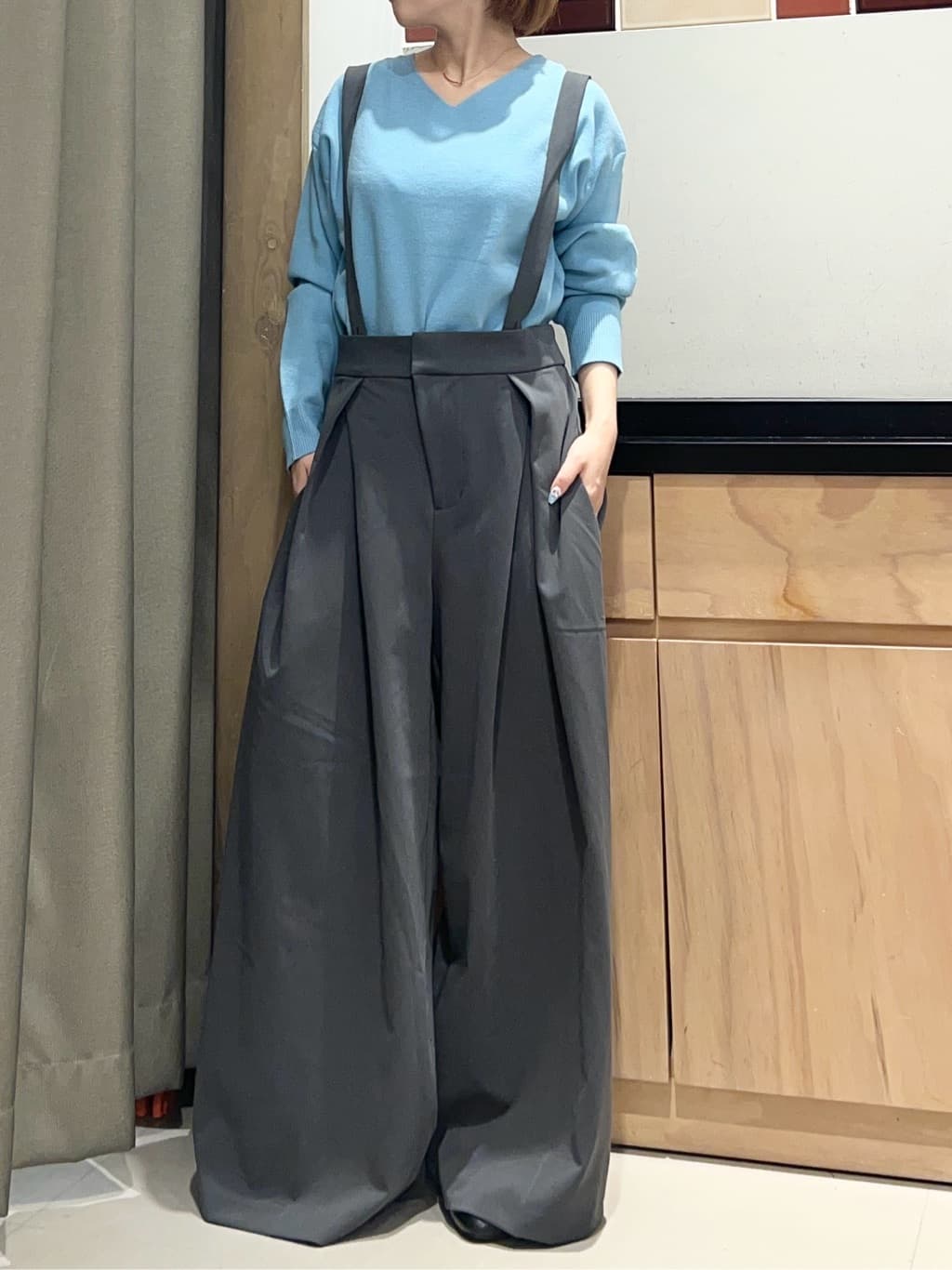 かのさんの「THE SHOP TK｜【すっきりシルエットが叶う】大人のためのVネックニット/毛玉になりにくい/静電気防止/洗濯機OK」を使ったコーディネート