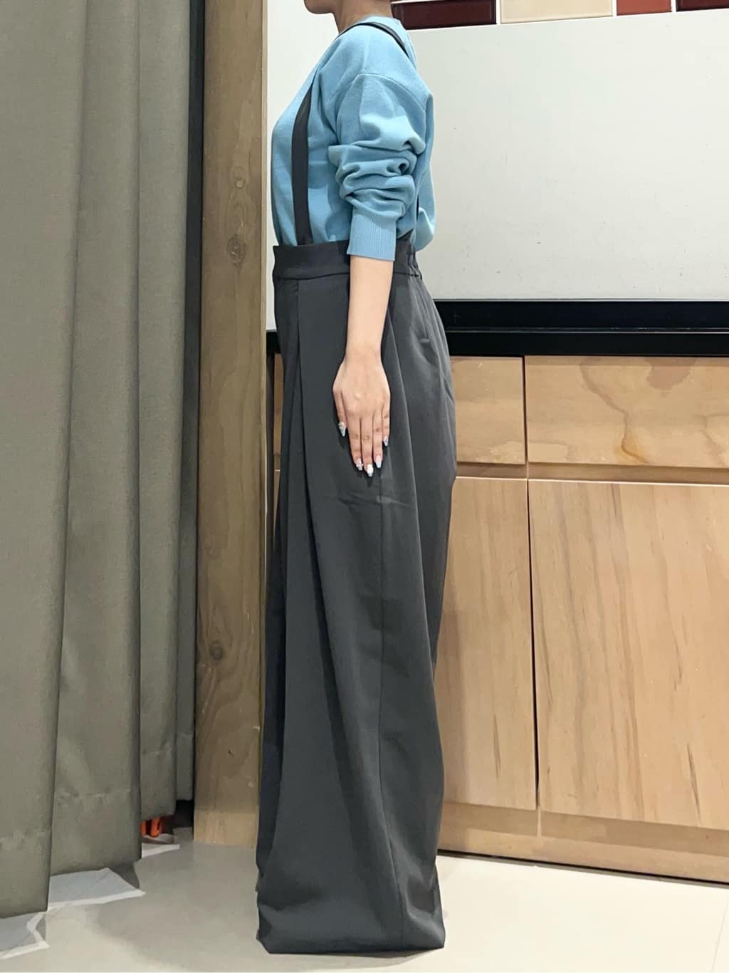 かのさんの「THE SHOP TK｜【すっきりシルエットが叶う】大人のためのVネックニット/毛玉になりにくい/静電気防止/洗濯機OK」を使ったコーディネート