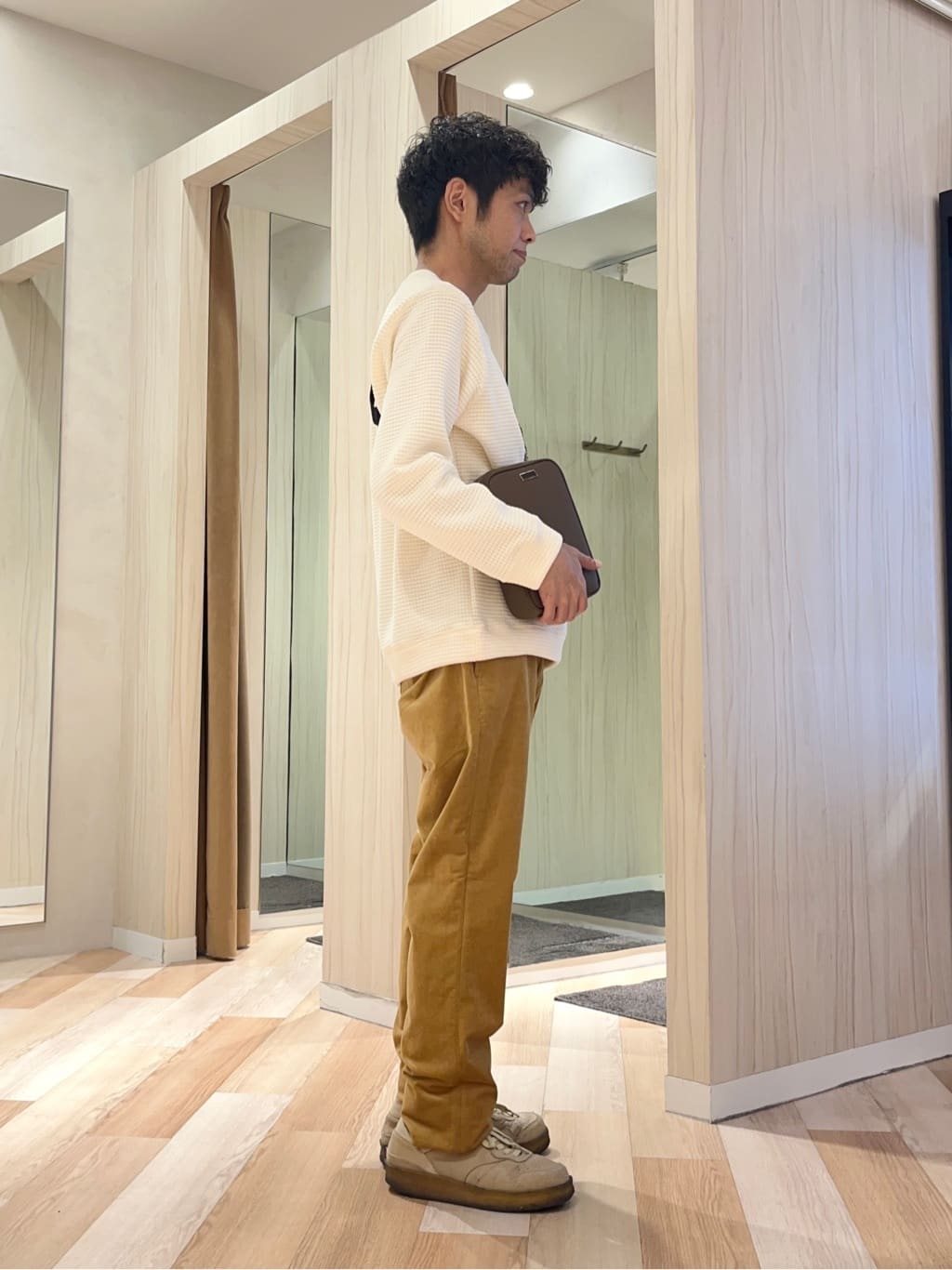 URAさんの「TAKEO KIKUCHI｜サイドゴアストレッチコーデュロイパンツ」を使ったコーディネート