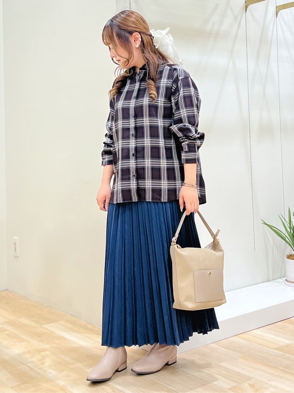 みことさんの「grove｜今の季節にちょうどいい　オンブレーチェックシャツ」を使ったコーディネート