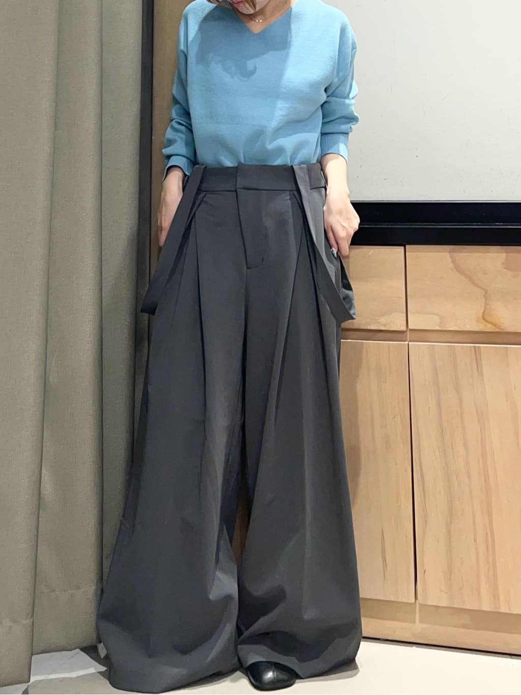 かのさんの「THE SHOP TK｜【すっきりシルエットが叶う】大人のためのVネックニット/毛玉になりにくい/静電気防止/洗濯機OK」を使ったコーディネート