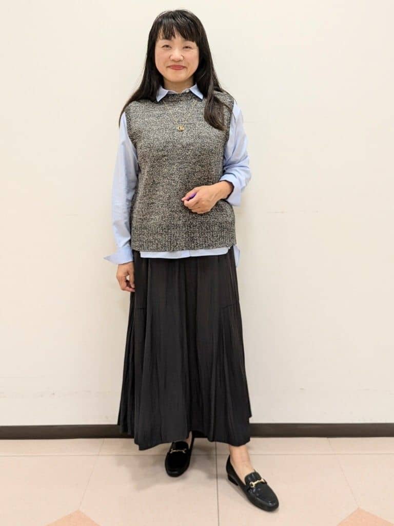 ともさんの「UNTITLED｜【重ね着レイヤードに】杢調ニットベスト」を使ったコーディネート