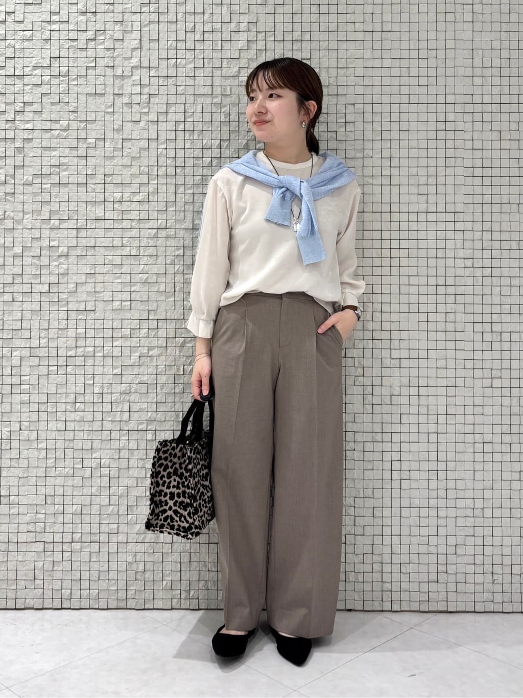 sakuさんの「INDIVI｜【セットアップ可能】スエード調サテンブラウス」を使ったコーディネート