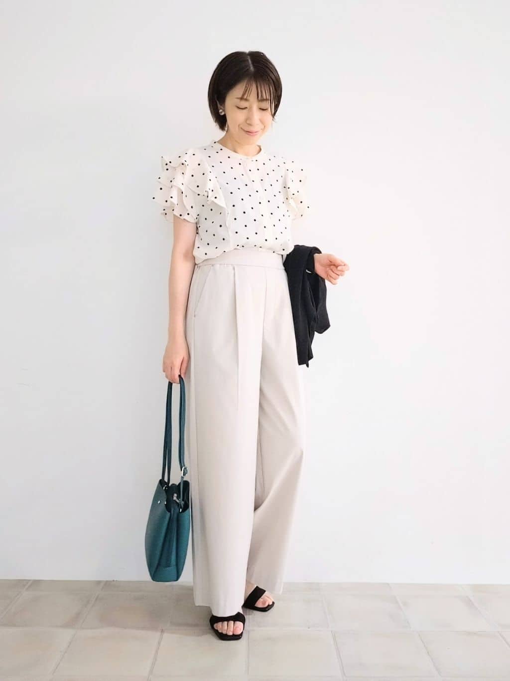 miomioさんの「SHOO･LA･RUE｜【無地/ドット柄】お袖フリルが華やぐ きれいめブラウス」を使ったコーディネート