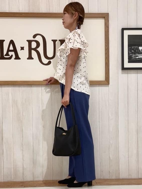 みきぽんさんの「SHOO･LA･RUE｜【無地/ドット柄】お袖フリルが華やぐ きれいめブラウス」を使ったコーディネート