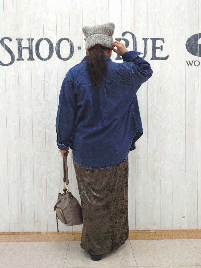 とろろさんの「SHOO･LA･RUE｜グラフィックアソート ベーシックロンT」を使ったコーディネート