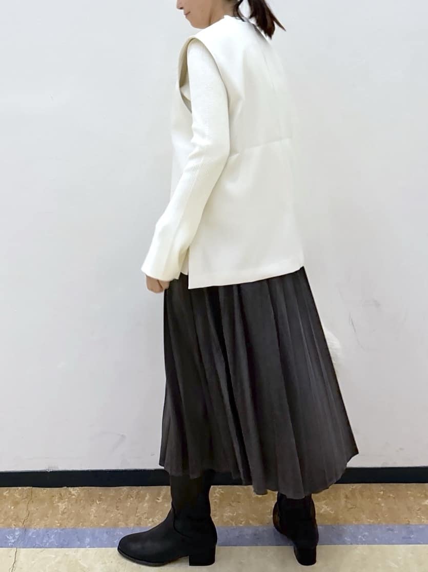 akariさんの「OPAQUE.CLIP｜フェイクスウェードプリーツスカート【静電気防止加工／洗濯機OK】」を使ったコーディネート