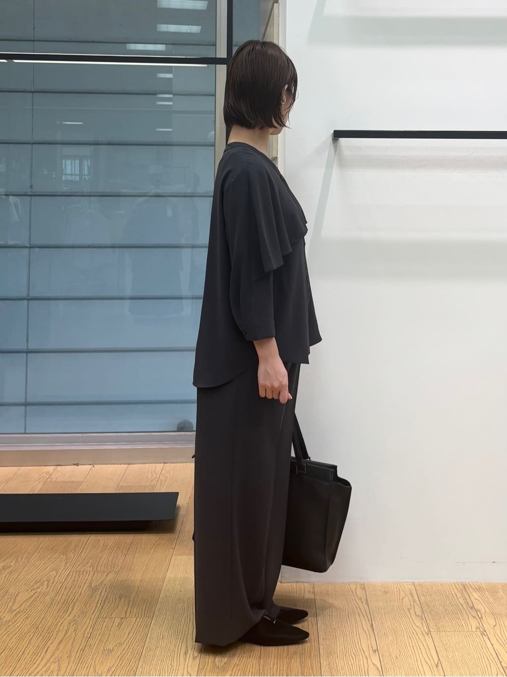 asamiさんの「INDIVI｜【羽織りとしても活躍！】ケープカラーブラウス」を使ったコーディネート