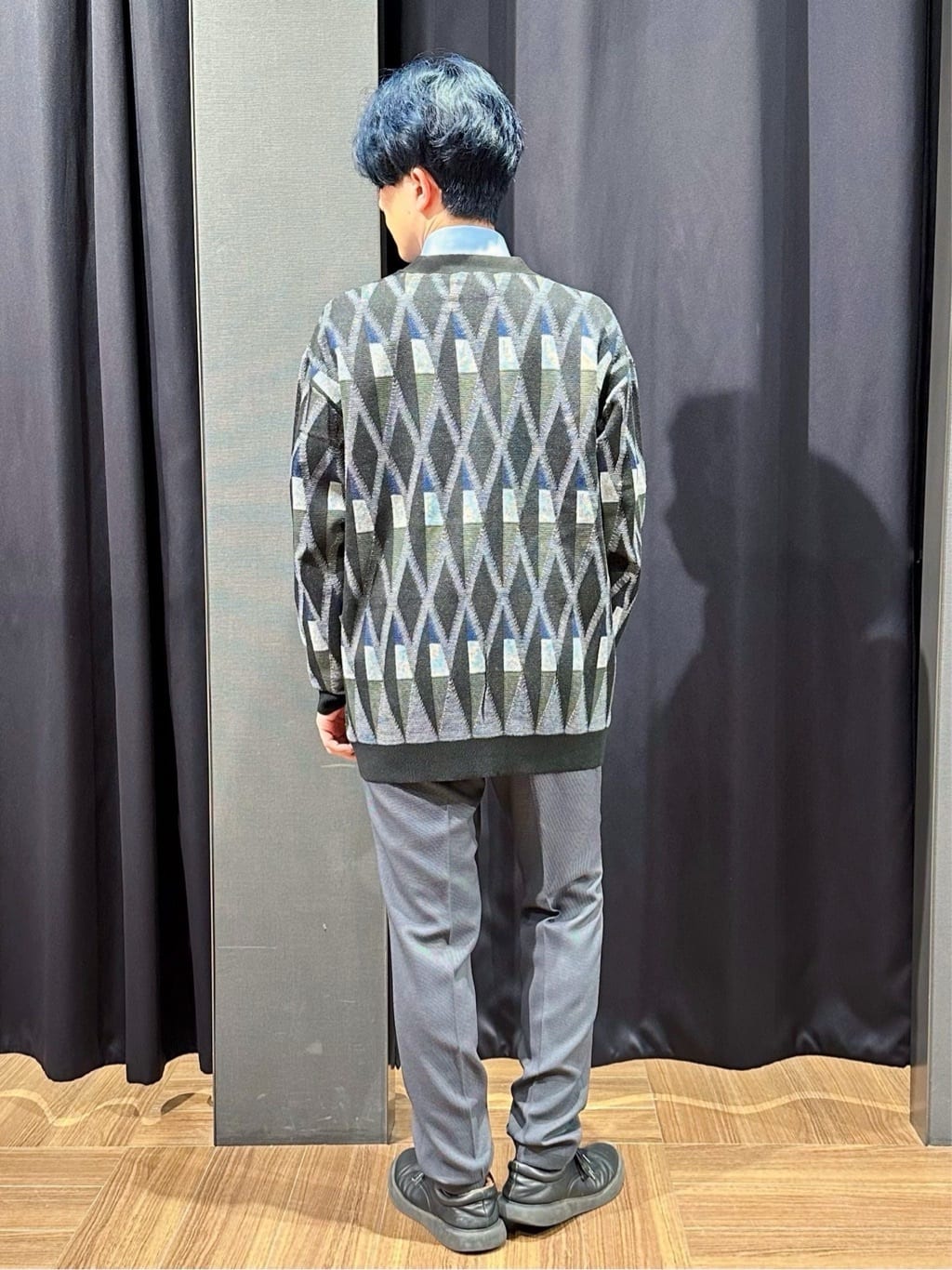 tomoyaさんの「THE SHOP TK｜【季節の変わり目に活躍】ニットカーディガン 選べる2デザイン(柄&無地)/洗濯機OK」を使ったコーディネート