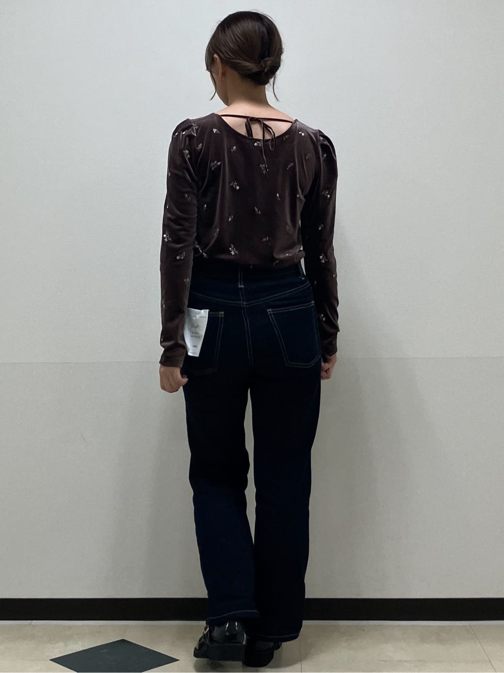 MAYUKIさんの「index｜バックシャン小花刺繍ベロアトップス【洗濯機OK】」を使ったコーディネート