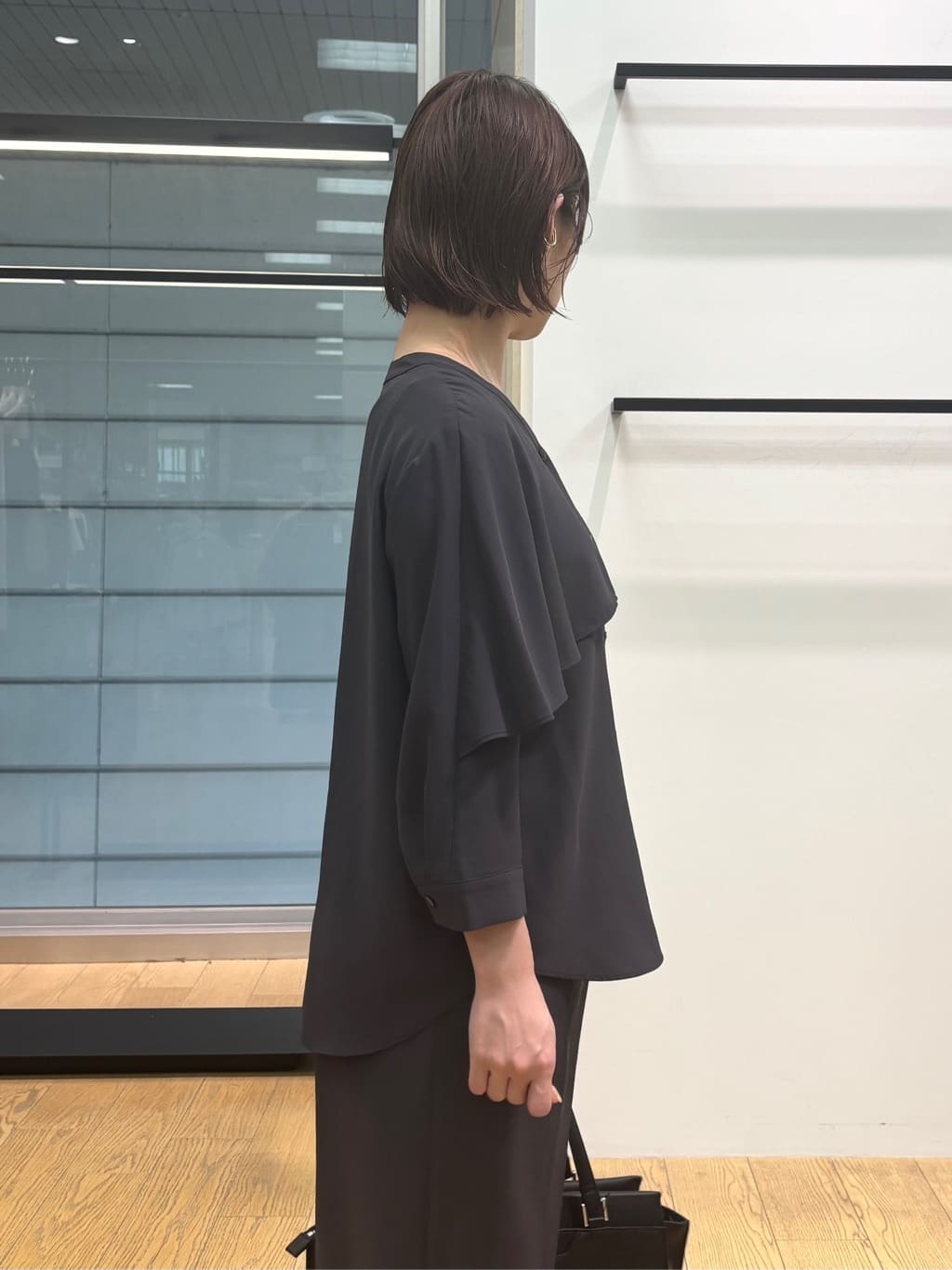 asamiさんの「INDIVI｜【羽織りとしても活躍！】ケープカラーブラウス」を使ったコーディネート