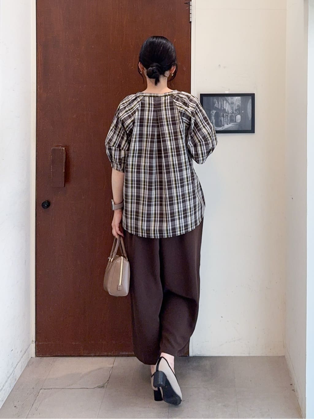 𝐇𝐢𝐫𝐨𝐦𝐢さんの「SHOO･LA･RUE｜【S-LL/洗濯後しわになりにくい】ランタンスリーブで女性らしく 5分袖スキッパーブラウス」を使ったコーディネート