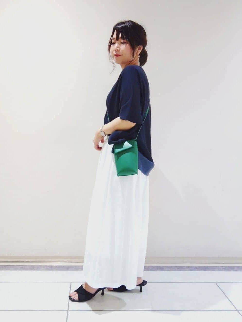 TOMOMIさんの「INDIVI｜【クールエアー素材／UVケア／セットアップ可能】エアリーフレアパンツ」を使ったコーディネート