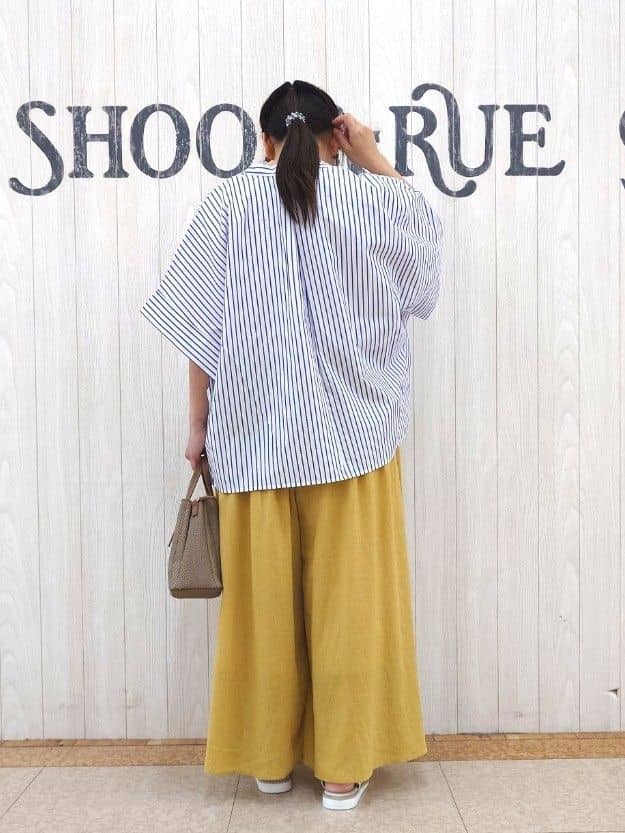 とろろさんの「SHOO･LA･RUE｜きれいめカジュアルに ラメストライプ ポンチョ風シャツ」を使ったコーディネート