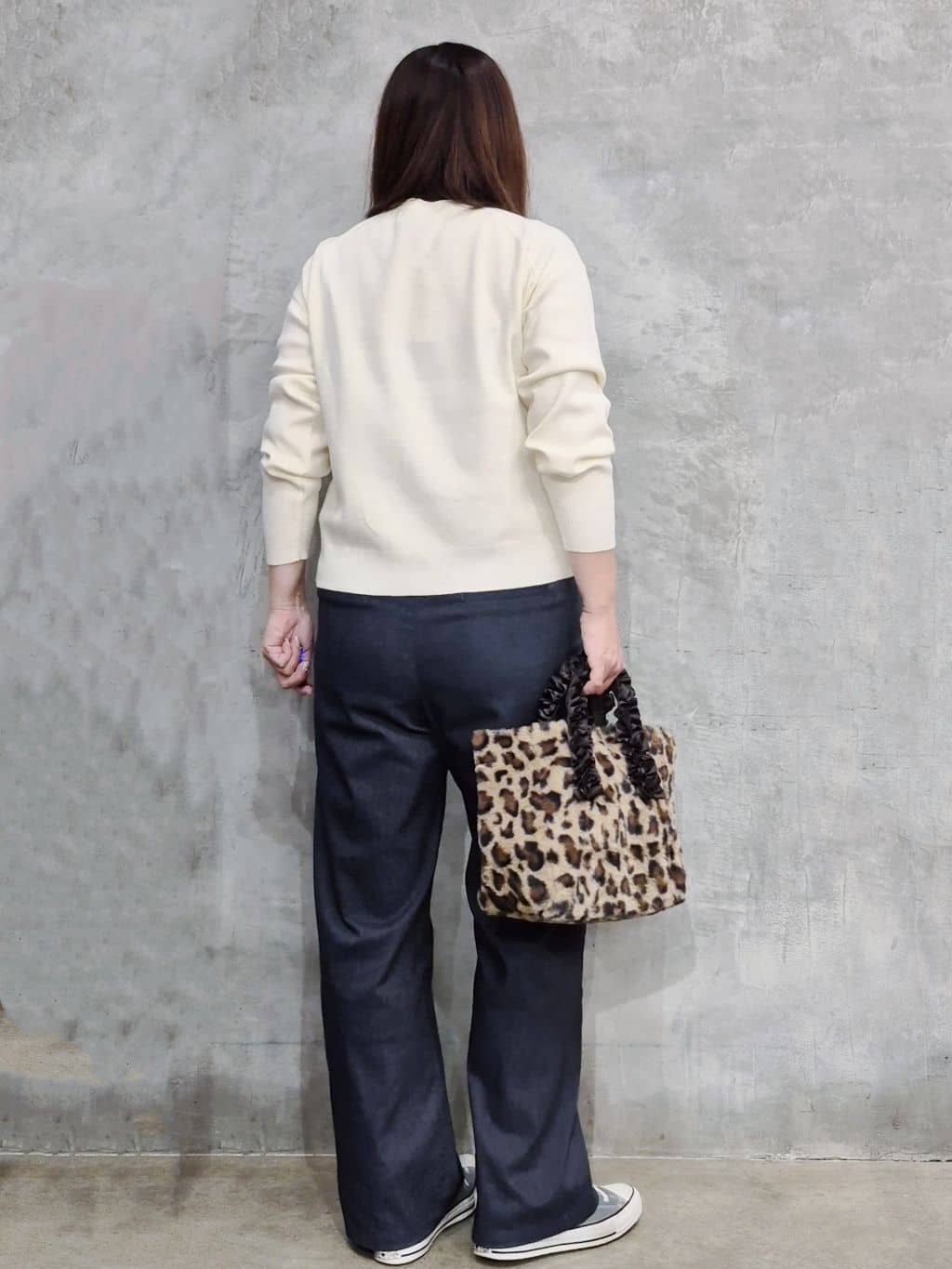 ひさえさんの「THE SHOP TK｜【すっきりシルエットが叶う】大人のためのVネックニット/毛玉になりにくい/静電気防止/洗濯機OK」を使ったコーディネート
